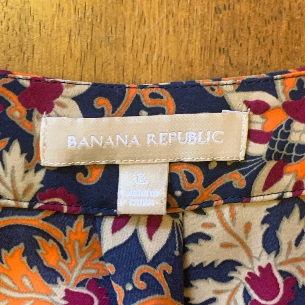Banana Republic Large Red and orange Puff Sleeve Blouse floral V neck detail